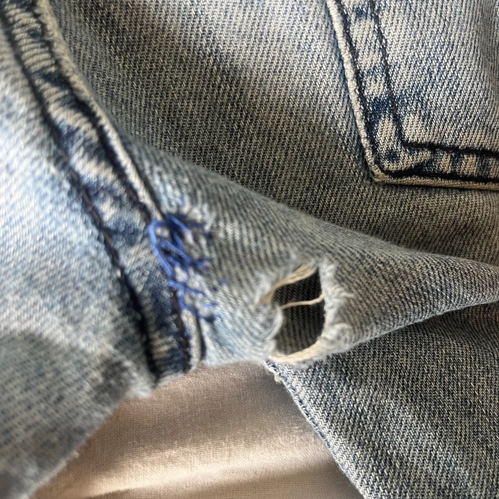 Köpte dessa low waist nudie jeans här på plick men det hade tydligen ett hål i sig och är för stora för mig, hålet går att laga om man syr. Köpte för 200. Jeans & Byxor.