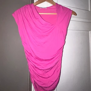 ROSA ZARA TOPP💖💕💗 - Snygg tight zara topp som sitter fint i midjan!!! Bara använd en gång till en fest💖💕💗