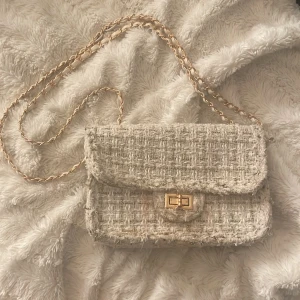 Vit Handväska  - Säljer en jättefin handväska som inte längre kommer till användning 💖