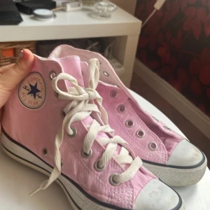 Rosa converse  - Söta converse! Skosnörena byts ut innan dem skickas🩷 Köpta secondhand