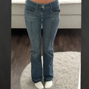 Low waist bootcut jeans - Jättefina low waist bootcut jeans från Nelly! Väldigt sparsamt använda. Har sprätt upp byxorna längst ner som ni kan se så de ska passa mig som 170cm bättre!☺️🫶🏼💗