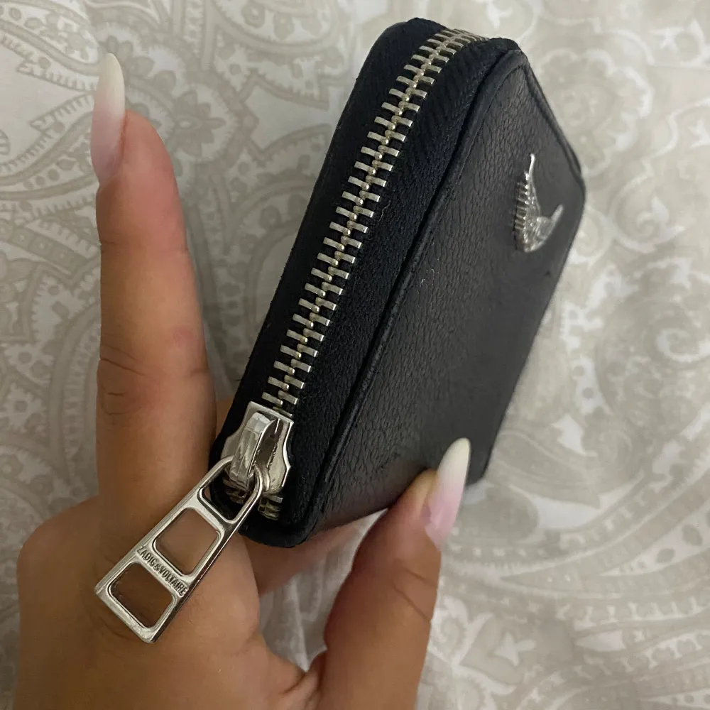 Zadig & voltaire plånbok, aldrig använd så den är som ny!💕 Ny pris: 1150kr. Mitt pris: 700kr (Pris kan diskuteras). Laukut & Käsilaukut.