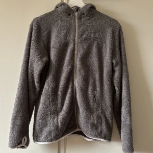 Gosig tröja - Supermysig tröja från on the peak. En fleece som håller dig varm varesig det är på den där hiken eller en i soffan