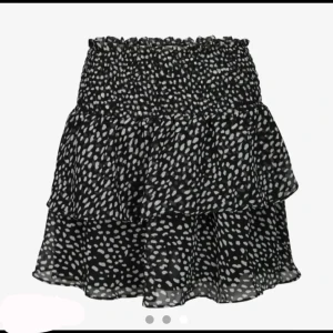 Kjol från Chelsea - Säljer denna super fina kjol från Chelsea! Storlek S men passar de flesta då det är resor i midjan💕