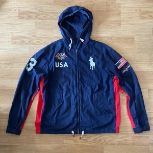 Ralph Lauren Windbreaker  - !skicka bud för snabb affär! Fet Ralph Lauren windbreaker, storlek L i bra skick utan hål. Har lite smuts men går bort i tvätten.  Väldigt sällsynt. Skriv om ni undrar någonting eller om ni vill ha fler bilder 📲