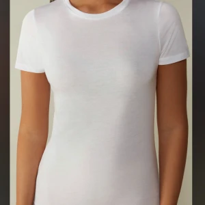 Intimissimi tröja - Vit intimissimi t shirt🩷ör osäker om den är lika tajt som den på bimden men hittade inga andra på hemsidan❤️