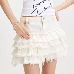 Slutsåld Monki denimkjol - Oanvänd slutsåld vit denimkjol  från Monki. Köpt fel strl i present och returrätt gick ut. 