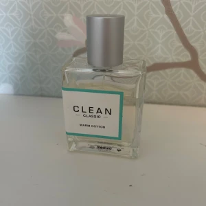 Clean parfym- Warm cotton  - Säljer denna parfym från märket Clean i doften ”Warm cotton” eftersom att den inte längre kommer till användning. Mer än halva kvar! 🥰  Säljer för 300kr + 55kr frakt 🚚 (köpt för 795kr!)