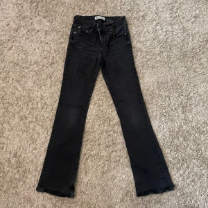 Snygga jeans  - Super fina jeans lågmidjade bootcut från zara, fint skick men tecken på användning 🌟🩷