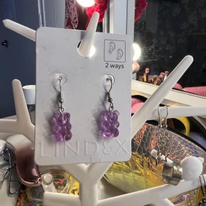 Örhängen gummibjörnar - Super söta gummibjörns örhängen som tyvärr inte används längre, köpt här på plick! ❤️ Ena hänget är lite missfärgat vid metallen, därav priset. Skriv om ni har funderingar ❤️