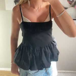 Svart Volangtopp hm - En topp från hm i storlek M🩷