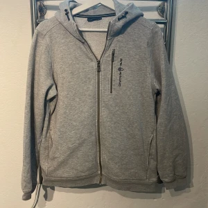 Sail racing - Säljer denna sail racing tröja eftersom att den inte passar min stil längre, tröjan bär inga defekter och säljs för ett bra pris