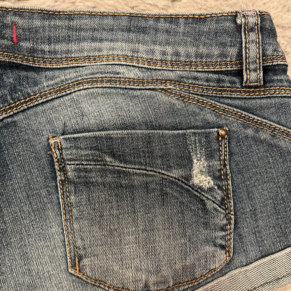 Jättefina lågmidjade jeansshorts i stl 38. Stretchigt tyg, midjemått 39-40cm (se sista bild) 💓 skriv om du har mer frågor . Shorts.