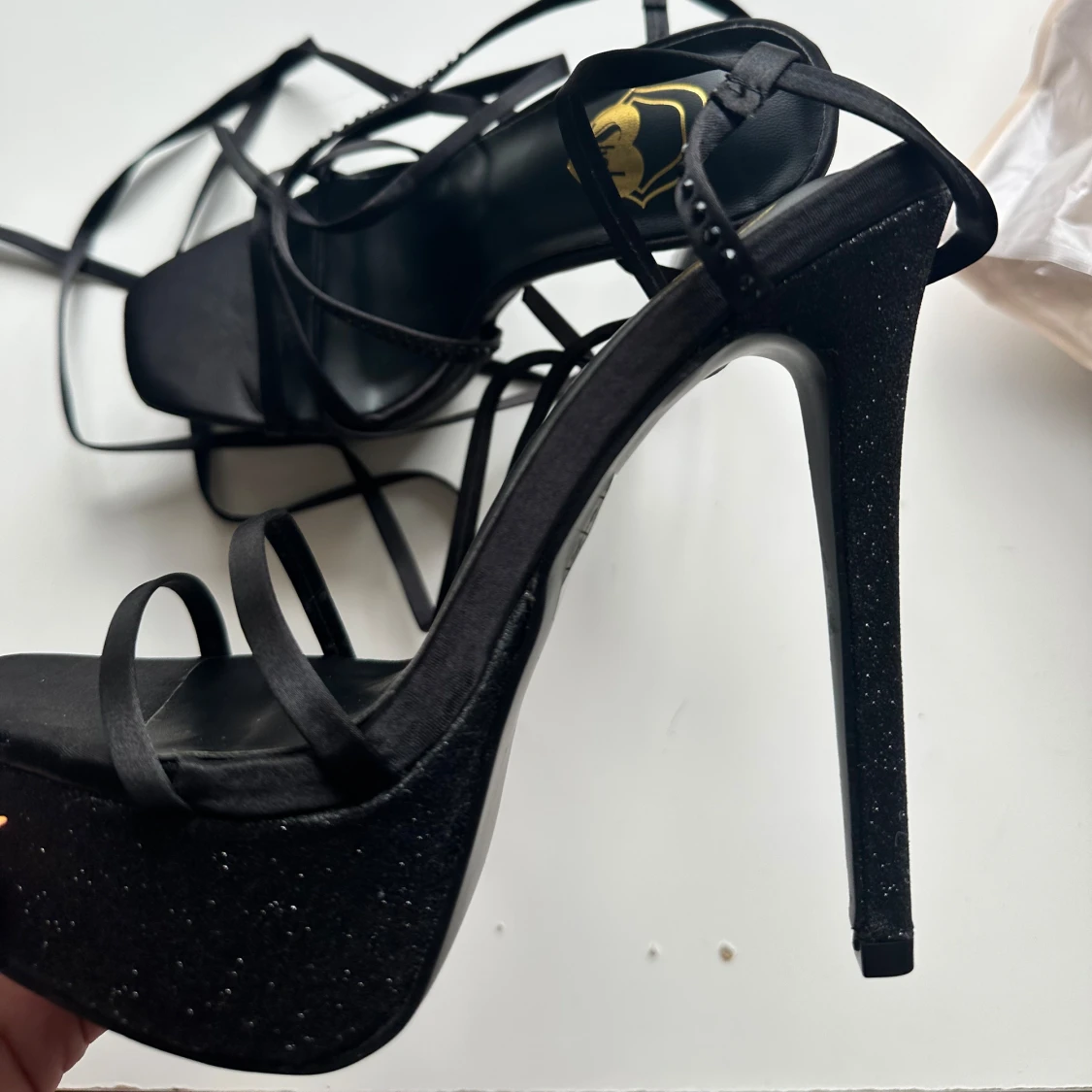 Svarta snöre klackskor