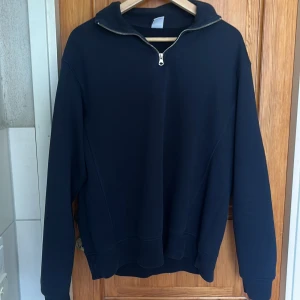 Half zip - Säljer en Zara half zip som inte kommer till användning. Tröjan är i mycket gott skick och är storlek M. Hör av er vid funderingar eller bud🤗