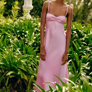 Klänning - Jätte fin satin klänning ifrån zara fick precis hem den så den har prislapp kvar!  Storlek S köptes för 400kr😊