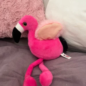 Flamingo  - Hejhej vi är tre tjejer som sparar till ett ridläger 💓 och då så tänkte vi att vi säljer våra gamla saker ⭐️ men ett flamingo gosedjur till salu, pris kan diskuteras 🙈