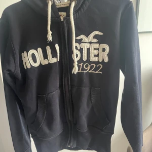 Hollister hoodie  - Hollister hoodie i storlek XS. Hoodien är i barnstorleken M som motsvarar XS i damstorlek. Hoodien är knappt använd och i bra skick.