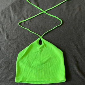 Zara topp - En topp ifrån Zara som man knyter runt halsen. Super fin och har inga defekter.