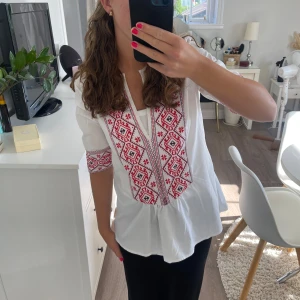 Blus  - En blus som jag har köpt vintage och som inte riktigt kommer till användning längre. 