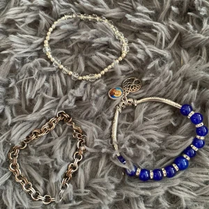 Armband🩶💙 - Dessa fina armband säljer jag för 10 kr styck! Armbandet på bild 2 och 4 är ifrån Assisi i Italien💙Köp alla för 20 kr istället för original pris 30 kr!
