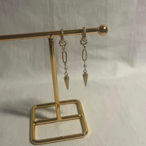 Örhängen  - Fina örhängen! Finns endast i  guld men kan göra linkande i silver. Köp för 119kr/st Eller 199kr/paret. Modell 110 Smyckes ställningen finns även att köpa för 299kr!
