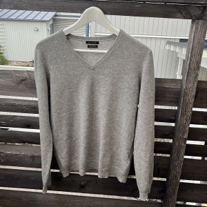 Massimo Dutti kashmir tröja - Säljer nu min Massimo Dutti tröja i materialet kashmir då den blivit för liten för mig. Tröjan är använd men i bra skick. För fler frågor eller funderingar skriv PM✌️