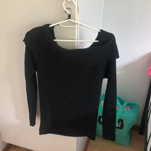 Stickad Off shoulder - Stickad off-shoulder tröja från Lindex. Använd några fåtal gånger då jag känner att den inte riktigt passar min stil. 🤷‍♀️ Den är nästan i nyskick och sann till storleken! 🩷 599 är nypris. Bara och fråga om man vill ha fler bilder!