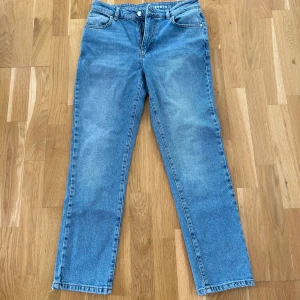 Raka jeans - Säljer dem då jag inte får någon användning för dem Waist 29 L 32