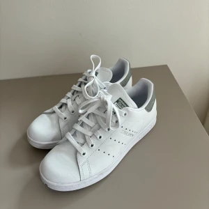 Stan Smith - Vita Stan Smith med grå detalj där bak🩶 Använda max 2 gånger så dom är iprincip som nya 