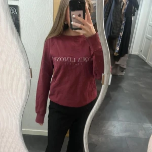 En vinröd aqua limone tröja  - En vinröd aqua limone tröja från aqua limone. Har använts ett antal gånger. Köparen betalar frakten.