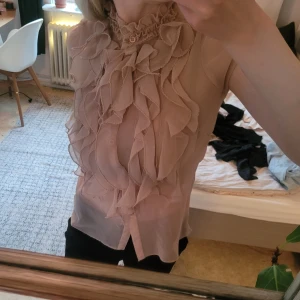 Blus med volanger💕 - Otroligt söt blus med volanger på framsidan!💓 säljer en likadan i blå💙 nypris ligger på 500 kr! Säljer bara vid bra bud då jag älskar dessa men behöver plats i garderoben!💕💕🔥