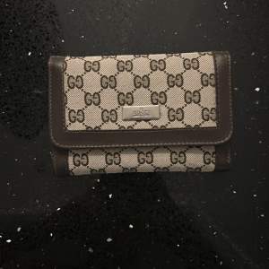 Denna Gucci plånbok har så mycket plats för små saker och ting 🙌pris kan diskuteras 