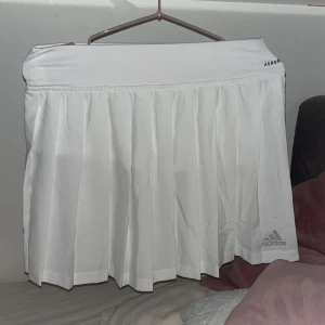 Adidas tennis - Jättesnygg tenniskjol från adidas helt oanvänd 