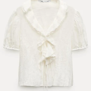 Vit Zara blus - Vit super söt Zara blus. Storlek S. Lappar kvar.