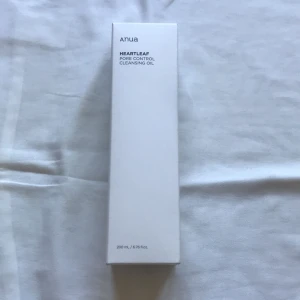 Anua heartleaf cleansing oil - Anua heartleaf pore control cleansing oil, aldrig öppnad! Köpt för 250kr ungefär men säljer eftersom den tydligen inte passar min hudtyp. Kolla min bio för mer info!