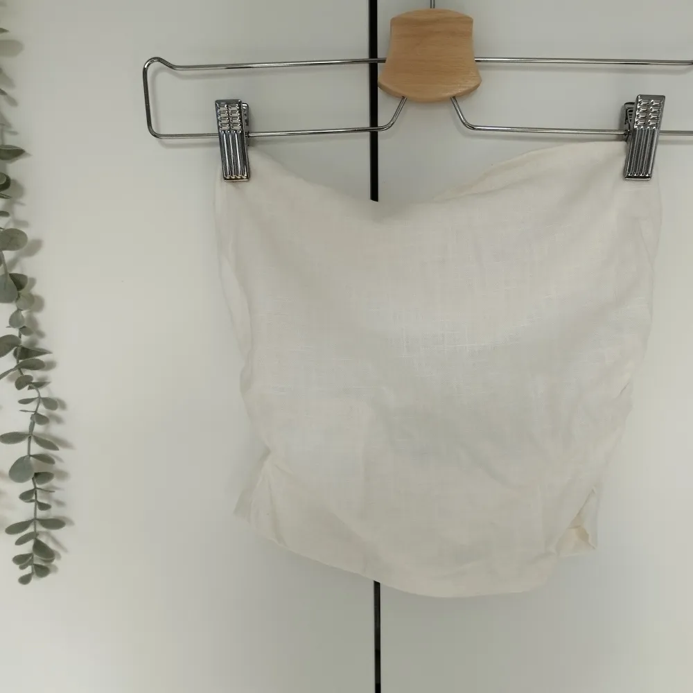 En somrig linen lätt tube topp med rynkad sida. Linen material men inte genomskinlig vid bysten. Helt ny utan användning men har tyvärr klippt bort etiketten. Storlek: XXS. Köpt i H&M. Säljs eftersom den inte kom till användning. . Toppar.