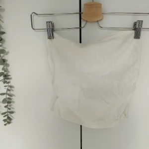 Linen Tube Topp - En somrig linen lätt tube topp med rynkad sida. Linen material men inte genomskinlig vid bysten. Helt ny utan användning men har tyvärr klippt bort etiketten. Storlek: XXS. Köpt i H&M. Säljs eftersom den inte kom till användning. 