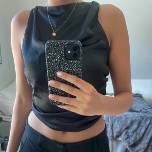 Zara topp - Säljer denna svarta topp från zara, den har även en öppen rygg, aldrig använd!!
