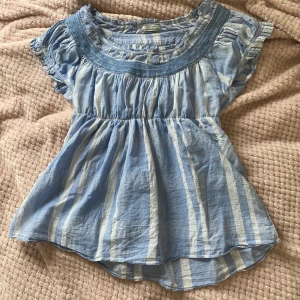 Söt topp - Storlek ca S, har själv sytt dit ”scrunchet” precis under bröstet (med resår, därför stretchig). Skriv i DM vid frågor 💗