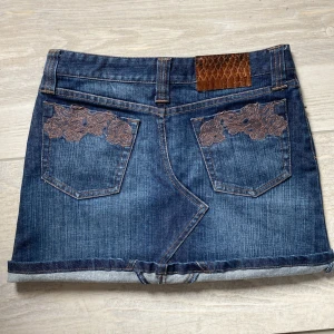 Lågmidjad jeanskjol - Så snygg jeans kjol. Äkta skinn på bakdelen av kjolen plus jättefina sömn mönster och detaljer! 💞