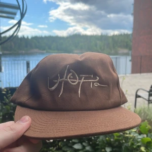 Fet Travis skott ”utopia” keps - Snygg utopia keps som jag köpte på lollapalooza förra året. Aldrig använd, helt i nyskick