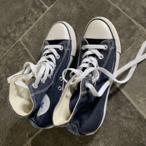 Converse bred modell - Säljer dessa converse skor i bred modell. Nypris 799 kr. 