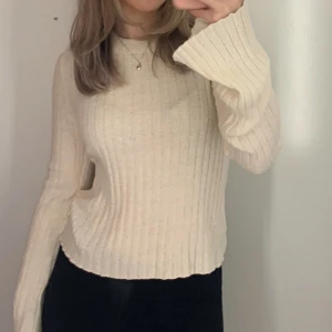 Stickad tröja - Söt tröja från Ginatricot💕 Köpte för ca 1 år sen och är använd ett par gånger. Storlek XS/34 och är i mycket bra skick!