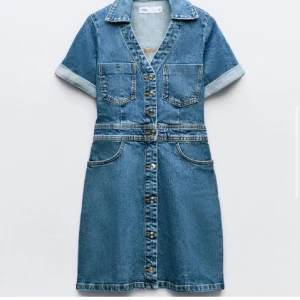 Zara jeansklänning - Säljer min fina jeansklänning från zara. Aldrig använd endast testad.