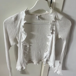 Kofta - Vit kofta med pärlor, från Nelly! Superfin som topp eller som kofta! 