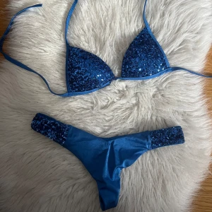 Calzedonia glitterbikini - Är i nyskick men har tyvärr blivit för liten för mig. Lapparna med storlekarna finns ej kvar men skulle gissa på att överdelen är XS/75A och underdelen är S