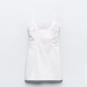 Vit miniklänning från Zara - Säljer denna miniklänningen från Zara i storlek M. Endast använd en gång och är som ny💕 Skriv för frågor🩷 