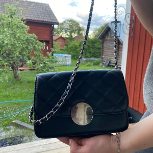 Axelväska  - Fin axelremsväska i fint skick, använd fåtal gånger. Få täcken på användning🥰