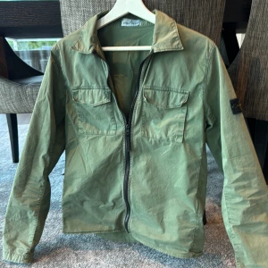 Stone Island Skjorta - Köpt på Nk Stockholm för 3200, 6 månader gammal. Nästan bara använd våren 2024. Kvitto för äkta plagg finns. Kan gå ner i pris vid snabb affär. Säljer den pga av att den har blivit liten❤️